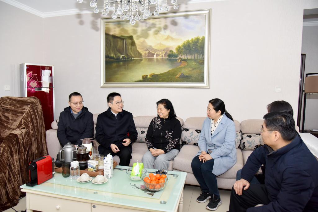 校领导春节前夕开展走访慰问活动