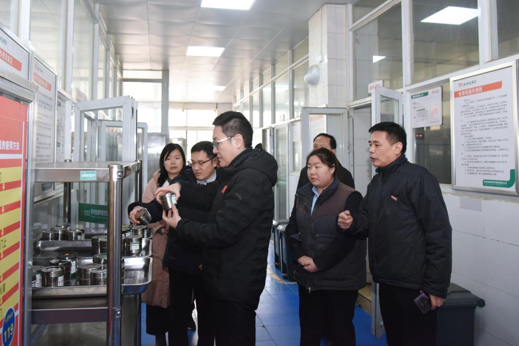 校党委书记厉励元旦假期慰问检查餐厅保障工作