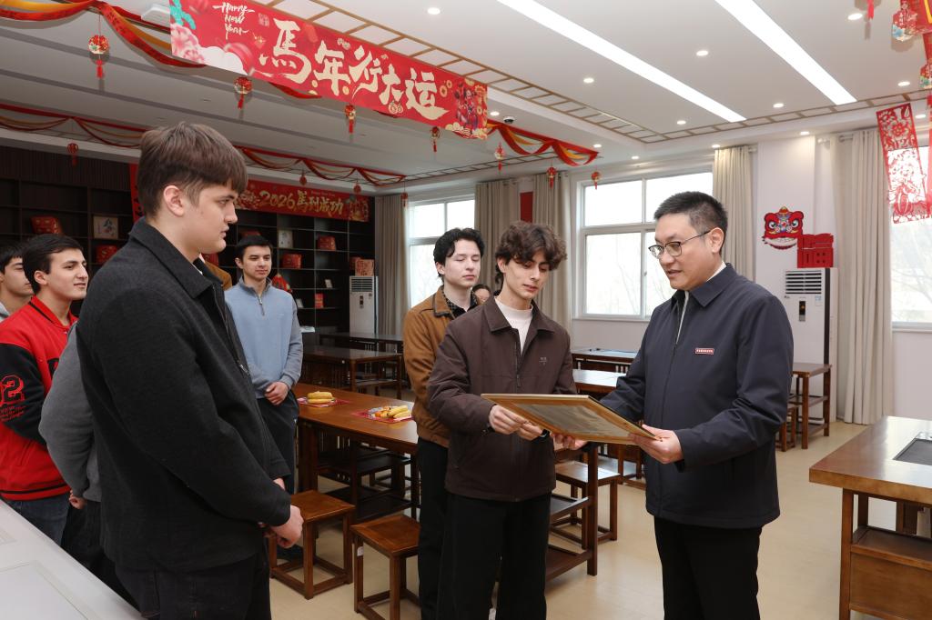 校领导春节看望慰问值班值守人员和留校学生