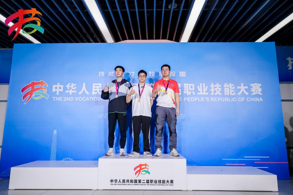 河南职院教师在全国第二届职业技能大赛家具制作项目中摘得铜牌