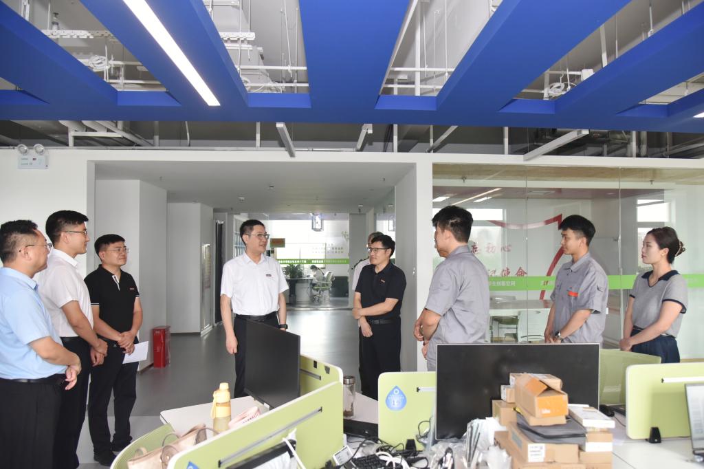 校党委书记厉励调研指导暑期工作并走访慰问在岗师生员工