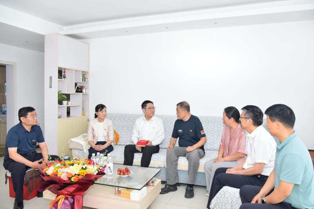 学校领导走访慰问“光荣在党50年”老党员