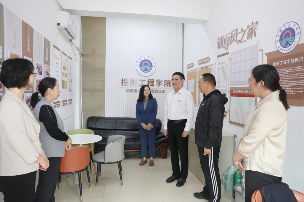校党委书记厉励看望慰问双节假期值班值守人员