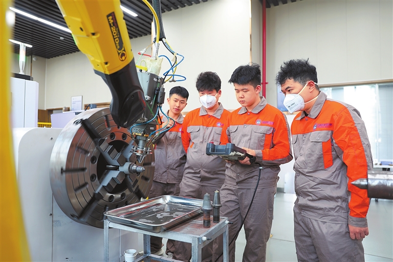 《河南日报》报道河职学子：看“未来工匠”用焊枪打磨“中国精度”