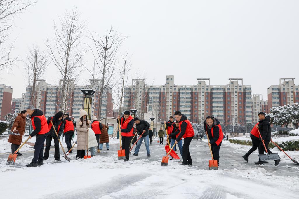河南职院开展校园积雪清扫志愿服务活动