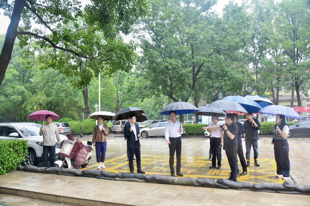 校领导带队开展校园防汛安全及餐饮服务保障专项检查