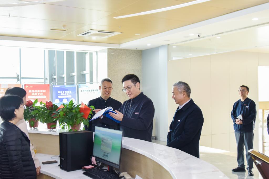 校党委书记厉励到图书馆调研指导工作