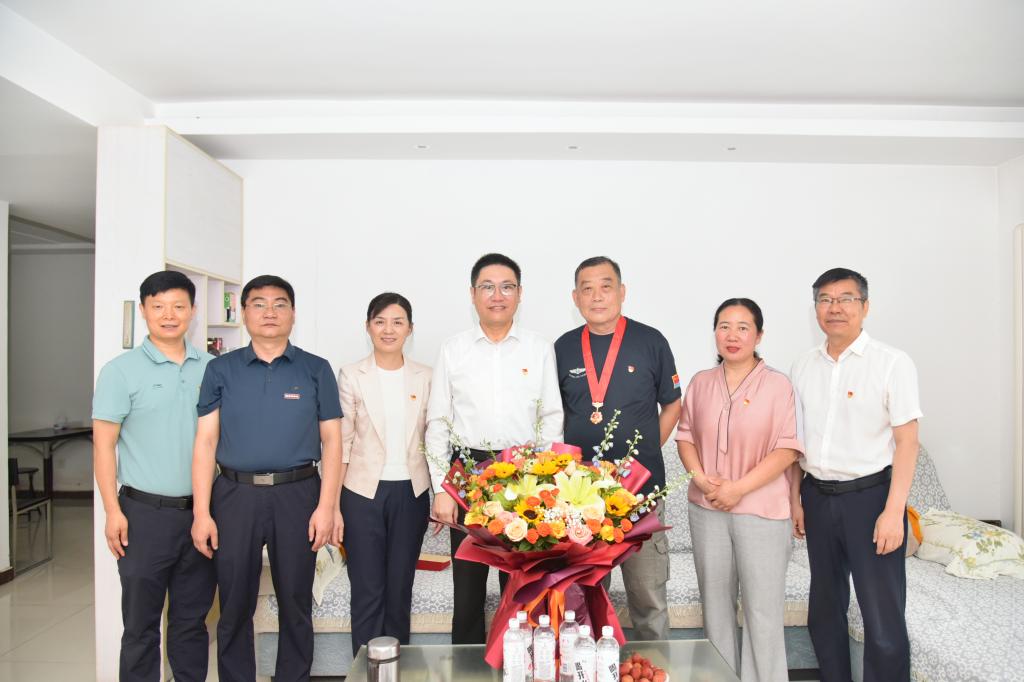 学校领导走访慰问“光荣在党50年”老党员