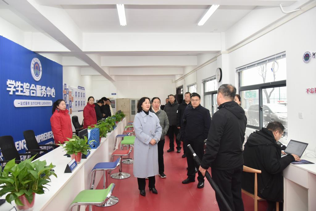 校长夏新颜带队检查春季开学准备工作