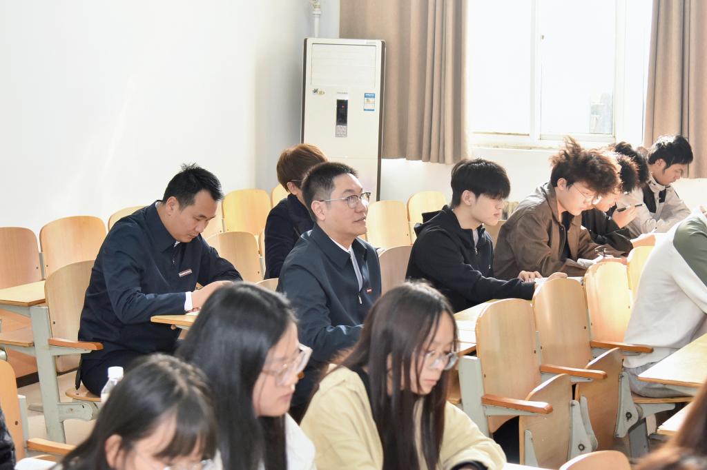 校党委书记厉励随机听取思政课并现场指导思政课建设