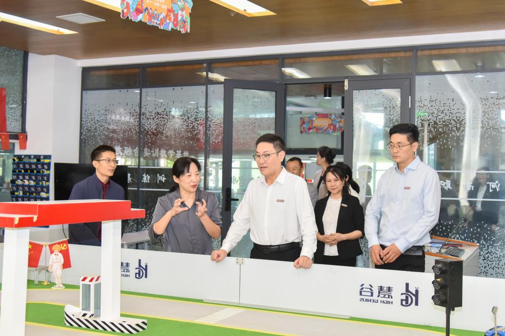 校党委书记厉励深入现代信息技术学院走访调研