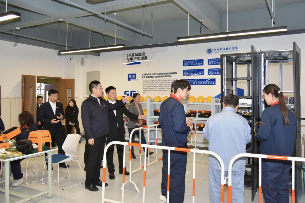 校党委书记厉励深入电子与物联网学院走访调研