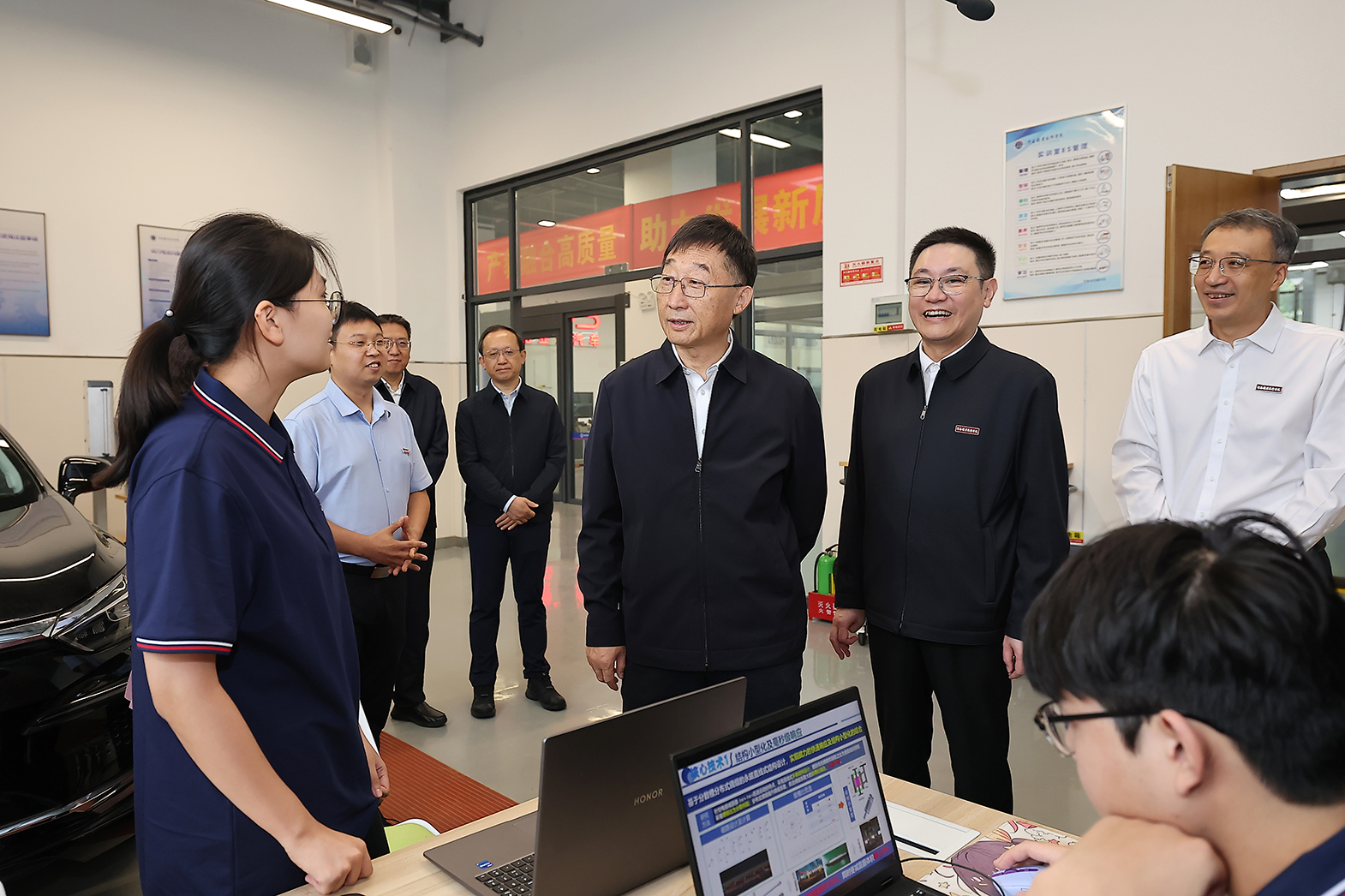 刘宁在郑州市看望慰问教师代表