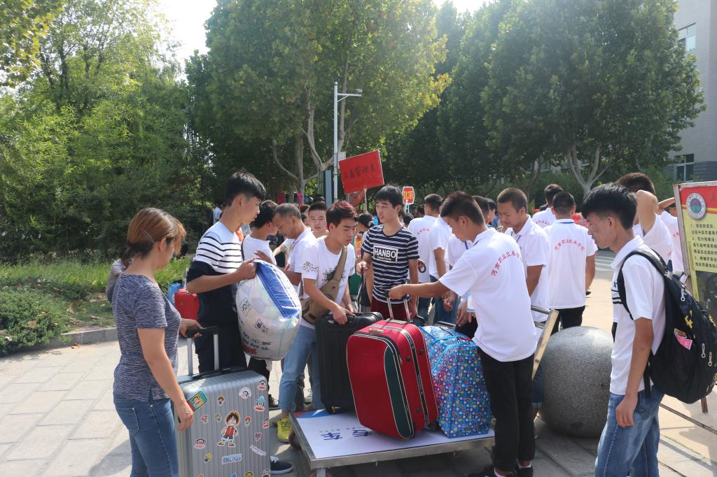 学生志愿者为新生家长提供咨询服务(二)