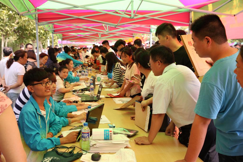 迎新工作人员为学生办理报到手续(一)
