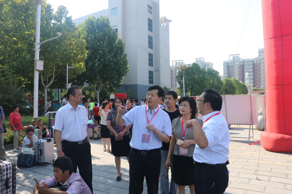 学院领导班子成员前往报到现场视察迎新工作情况(一)