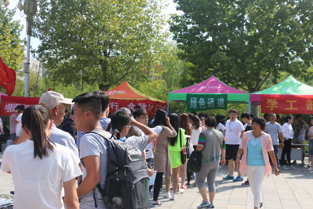 学生志愿者为新生家长提供咨询服务