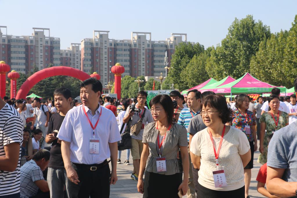 学院领导班子成员前往报到现场视察迎新工作情况(三)